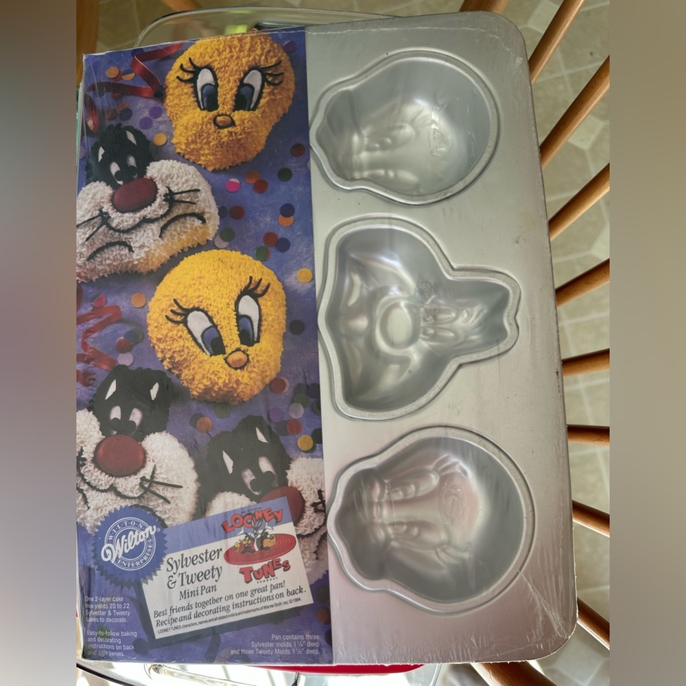 Vintage 1994 Wilton looney Tunes Tweety Bird Sylvester Mini Cake Pan 6 Molds